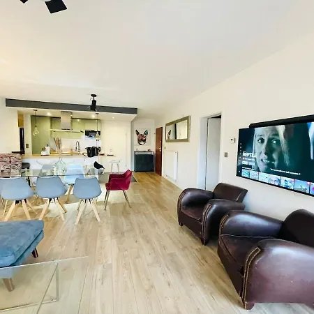 Spacious Two Bedrooms W Parking&balcony