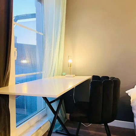 Spacious Two Bedrooms W Parking&balcony Apartment *
