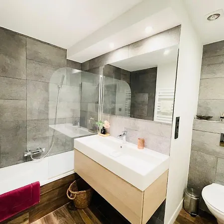 Spacious Two Bedrooms W Parking&balcony Apartamento *
